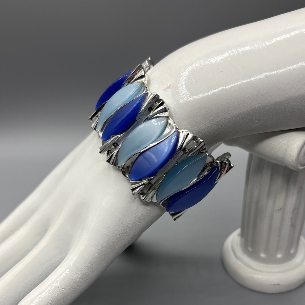 Pretty Vintage Opaque Blues Thermoset Bracelet  JP239 - Picture 3 of 10